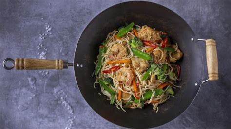 Alternative form of chow mein Chao mian - cepti makaroni ar vistas gaļu un garnelēm ...