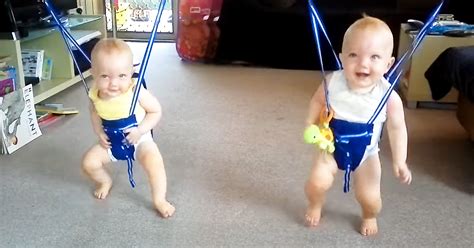 Daddy Plays Johnny Cash For His 9 Month Old Twins And Their ‘dance