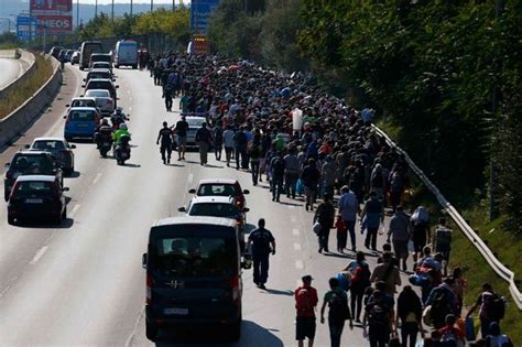 Hungary Organise Buses To Take Refugees To Austrian Border Metro News