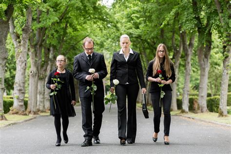 Going To Memorial Services 3 Funeral Etiquette Tips You Should Be
