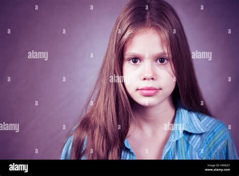 portrait d une belle jeune fille de 11 ans avec un regard clair photo stock alamy