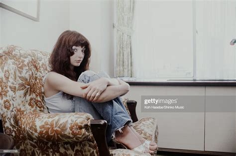 Kate Bush Relaxing In A Hotel Room Tokyo June 1978 Photo Dactualité