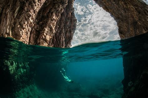 Hd Wallpaper Nature Rock Divers Sea Water Underwater Split View