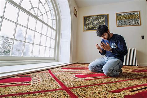Mushola ini semakin menarik dengan menempatkan karpet dengan motif dan juga vas bunga berukuran kecil. 12 Desain Mushola Minimalis dalam Rumah