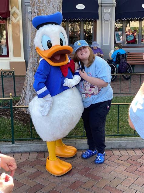 Photo Report Hugs Return To Disneyland And Walt Disney World