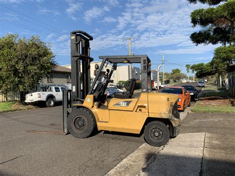 It revolutionized the material handling industry by being able to work in reduced aisle widths, creating narrow aisle storage and significant space savings. Caterpillar DP40KLT Diesel Forklift | Northcoast Forktrucks