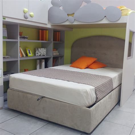 Il letto a scomparsa da una piazza e mezzo con divano dona nuovo aspetto e praticità alla tua camera, che potrà essere utilizzata anche come salottino con. Letto 1 piazza e mezza contenitore - Mondo Camerette