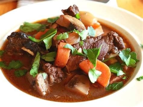 Jangan lewatkan resep sup daging sapi sayuran krim ini dengan daging sapi, jus tomat, kentang, wortel, bawang merah, lada, dan bahan gurih lainnya. Resepi Sup Daging Berempah • Resepi Bonda