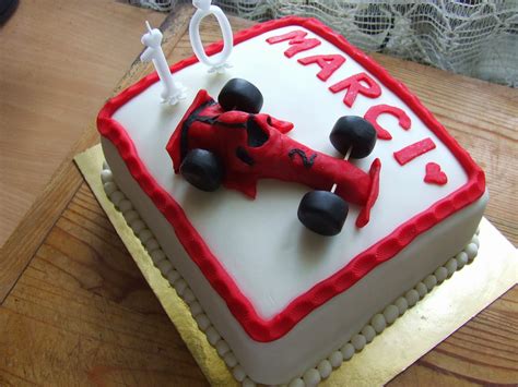 Vasárnap kértek meg,hogy hétfőre készítsek egy mclaren f1 autós tortát,a torta epres joghurtos ízű legyen. Inci-fincsi: Forma1 torta