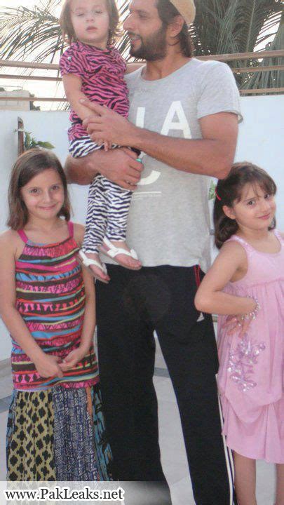 Shahid afridi with his 4 angels aqsa afridi, ajwa afridi, asmara afridi, ansha afridi. 2014 ~ CRICKET Mag