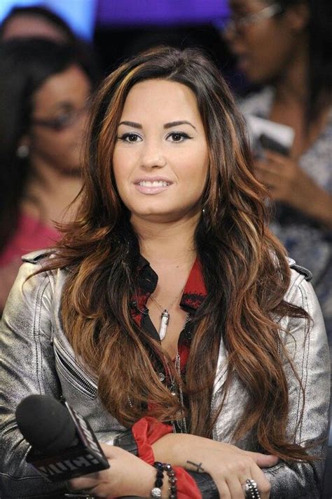 Demi Lovato Dark Hair With Highlights Hair And Beauty Pinterest