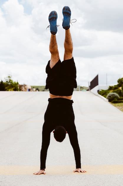 Free Photo Fitness Man Performs A Handstand