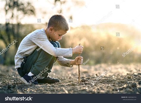 1786 Kids Digging In Dirt Images Stock Photos And Vectors Shutterstock