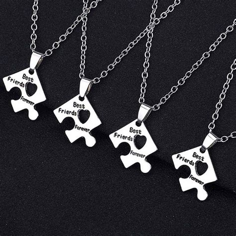 Collier Damitié Pour 4 Personnes Comme Des Aimants