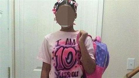 Un Padre Castiga A Su Hija De 10 Años A Vestir Una Camiseta Con Su Edad