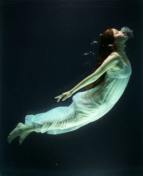무료 이미지 물 여자 화이트 다이빙 익사 살고 있다 모델 유행 자유 생명 미술 포즈를 취하는 드레스
