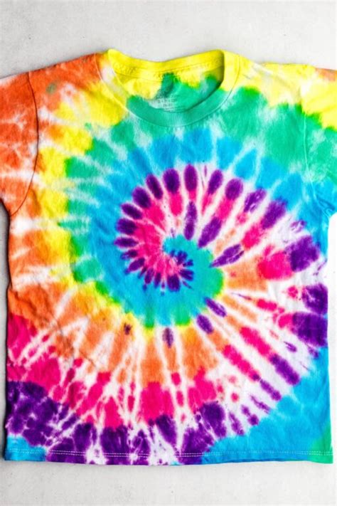 How To Tie Dye A Spiral Pattern A Step By Step Guide Sarah Maker