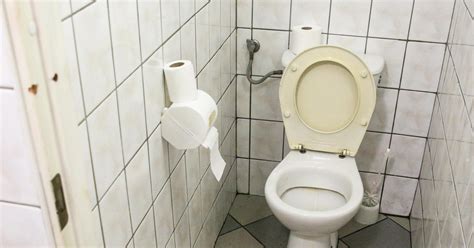 Jak Korzysta Z Toalety Publicznej Siada Na Sedesie