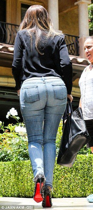 khloe kardashian flaunts her 25 pound weight loss in blue skinny jeans at sister kim s house