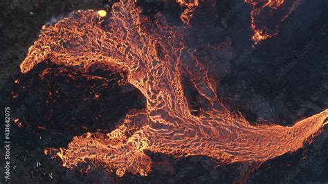 Fotografia Do Stock Lava Eruption Volcano With Snowy Mountains Aerial