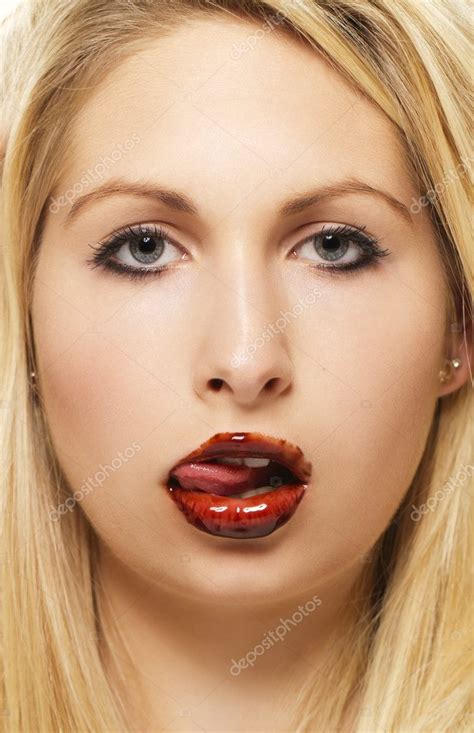Hermosa Mujer Rubia Lamiendo Chocolate De Sus Labios Cubiertos De