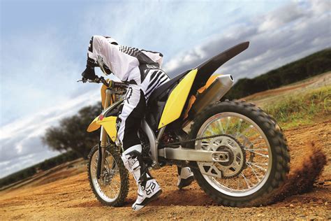 This manual should be considered a permanent part of the motorcycle and should. Novedad: Suzuki RM-Z 250 2016 | Moto1Pro