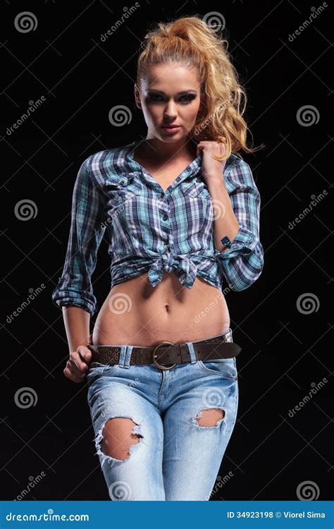 Manier Sexy Vrouw In Jeans En Overhemd Die Haar Kraag Houden Stock Foto Image Of Wijfje Haar