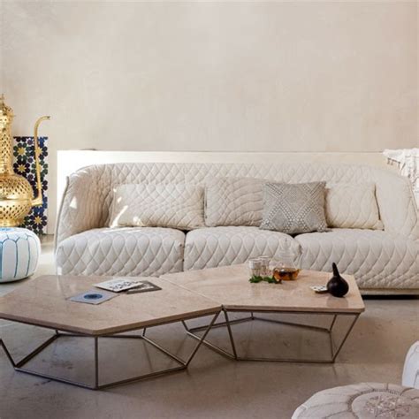 Vous pouvez réaliser un sublime salon marocain sur mesure dans notre magasin spécialiste en ligne dans la fabrication et vente en ligne salon marocain moderne, salon marocain traditionnel, salon marocain oriental, personnalisez votre magnifique salon marocain sur notre site web… Salon moderne oriental d'inspiration marocaine