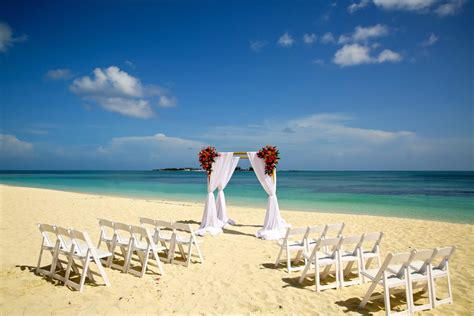 Most Romantic Bahamas Wedding Resorts Our Favorites And Why Bahamas Wedding Bahamas Wedding