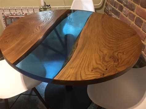 19 « 33 » × 17.5 « h chêne noir dessus, mer mousse vert en verre, support en aluminium des tiges, jambes en épingle à cheveux noir. Table-rivière (27 photos): résine époxy, maquettes de ...