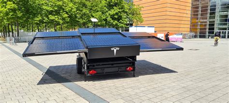 Tesla Exhibi Un Remolque Con Paneles Solares Y Unidades De Starlink