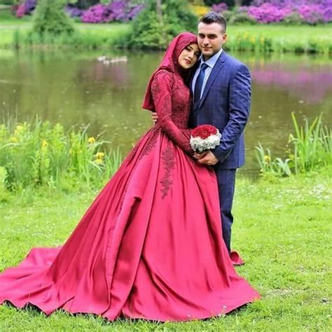 Glamorous Burgundy Dark Red Muslim Wedding Dresses Beaded Lace Satin Ball Gown Muslim Wedding