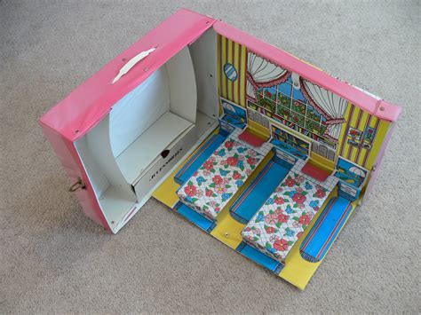Recommended for children who are ages 3 to 12 years. Pick Me! » Fashion Doll Bedroom Case: Barbie Loves It!