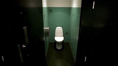 Toilettet Er I Litteraturen Og På Film Et Sted For Onani Pauser Og Fake Showers Politiken Dk