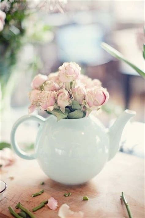 The flowers can be beautifully displayed in a delicate vase, and put out it on the table, teapot, entrance, bedroom, living room, etc. 22 Teapot Table Centerpiece Ideas For Your Wedding ...