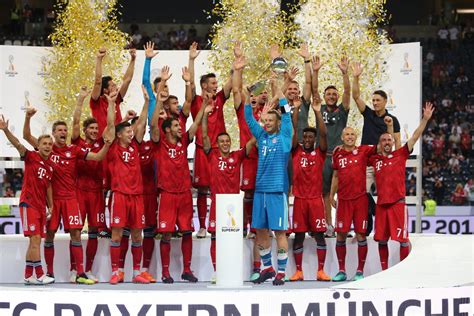 Los jugadores del bayern homenajeando a gerd müller en la supercopa alemana | twitter @fcbayern. Bayern Múnich goleó a Eintracht Frankfurt y se quedó con ...