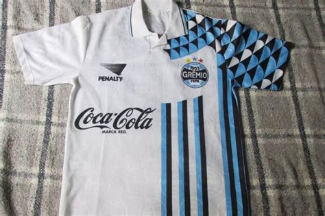 E o troféu de camisa mais feia da história do futebol brasileiro vai