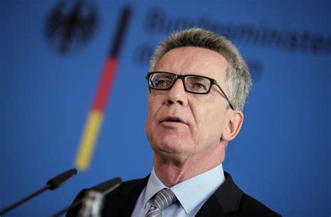 Mit axt und messer bewaffnet geht ein jugendlicher aus afghanistan auf fahrgäste in einem regionalzug in unterfranken (d) los. Thomas de Maizière: Attentäter von Würzburg von IS ...