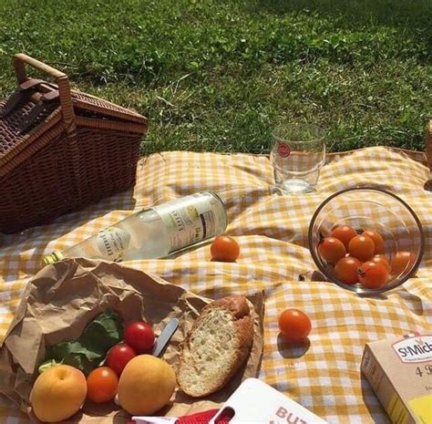 Pin By Zet Conde On Wallpaper Picnic Aesthetic Food Picnic Inspiration