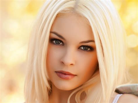 Amazing Cute Blonde 1152 X 864 Wallpaper