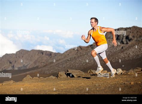 Ejecutando Sport Runner Hombre Esprinta En Trail Run Colocar Masculino