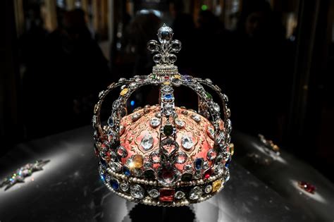 Los Diamantes De La Corona Francesa Relucen En El Louvre National