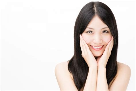 • campurkan 2 sendok makan mentimun halus dengan 1 sendok teh rosehip oil, 1 sendok teh minyak argan, 2 sendok makan masker stroberi bermanfaat untuk membantu mengencangkan kulit wajah. 5 Manfaat Buah Pala untuk Kulit Wajah Cerah dan Bebas ...