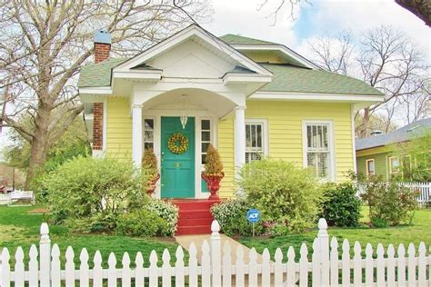 Contoh desain warna cat rumah minimalis dinding luar tampak depan dengan memakai merek dulux bagian dalam yang elegan cukup sederhana. 10 Warna Cat Dinding Luar Rumah yang Cerah Terfavorit
