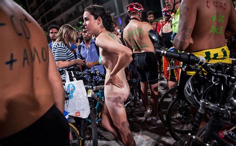 Ciclistas pedalam nus na Av Paulista em São Paulo Os Naturistas