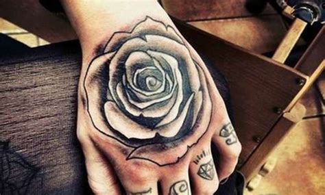 27 Tatuajes De Rosas Negras Y Su Fascinante Simbolismo Tatuajes De
