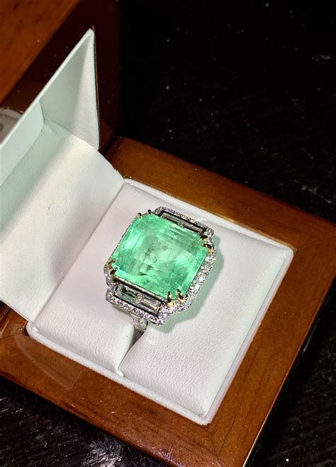 Colombian Emerald And Vs Diamond 18ctw Platinum Ring Fine Jewelry T