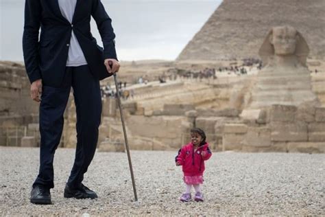 El Hombre Más Alto Y La Mujer Más Baja Del Mundo Juntos En Egipto
