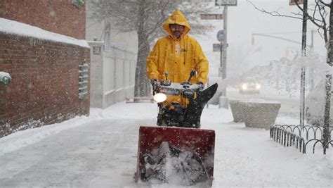 Behalve dat de sneeuw ook heel mooi kan zijn, brengt het elke keer opnieuw weer de nodige chaos na wat natte sneeuw, was het afgelopen weekend dan eindelijk zover: Vluchten afgelast en scholen dicht door sneeuwstorm in VS ...