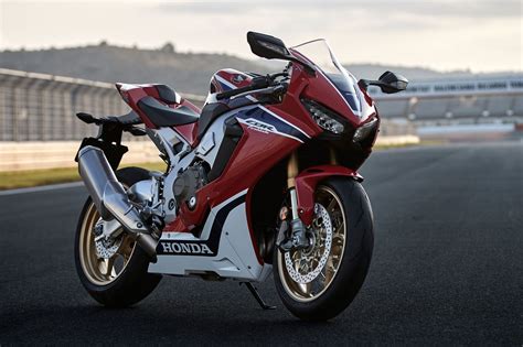 Honda Spewing A New Cbr1000rr Fireblade With 212 Hp Pictures Photos